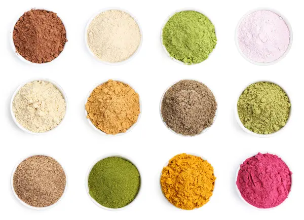 Beyaz arka planda kaselerde farklı süper yiyecek tozları var. Üst görünüm