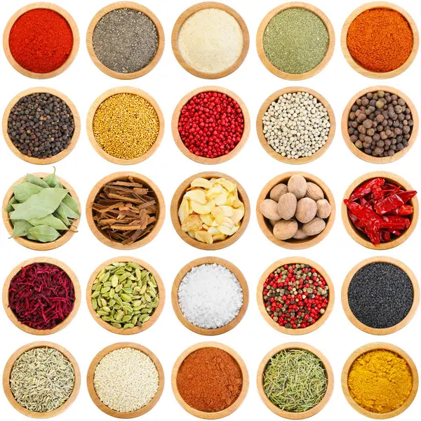 Farklı aromatik baharatlar ve beyaz kaplar. Üst görünüm