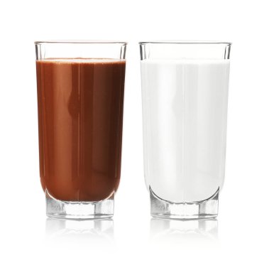 Beyaz bardakta çikolatalı içecek ve süt.