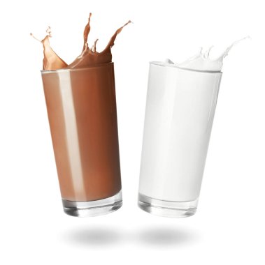 Çikolata içeceği ve beyaz arka planda bardaktan fışkıran süt.