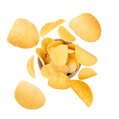 Lezzetli patates cipsleri beyaz arka planda kaseye düşüyor.