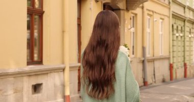 Güzel şakayık demeti olan çekici bir kadın.