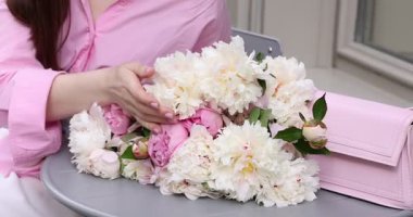 Açık kafede güzel şakayıkları olan şık bir kadın, yakın plan.