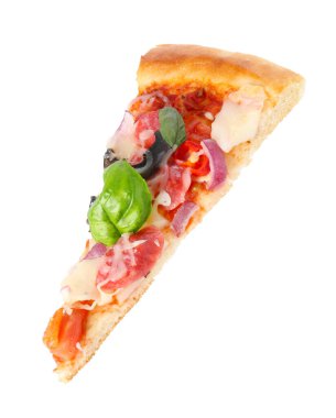 İnce tütsülenmiş sosisli ve beyaz üzerine izole edilmiş bir dilim lezzetli pizza.