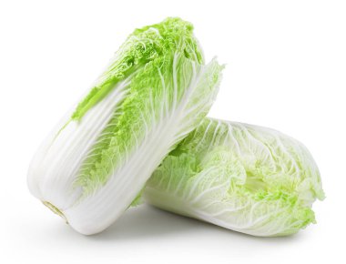 İki taze Çin lahanası beyaz üzerine izole edilmiş.