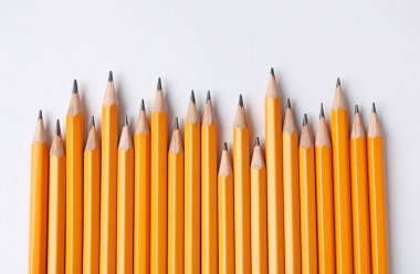 Işık arkaplan üzerinde keskin grafit kalemler, düz yatıyordu