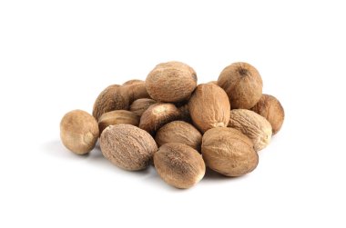 Beyazın üzerinde izole edilmiş taze hindistan cevizi yığını