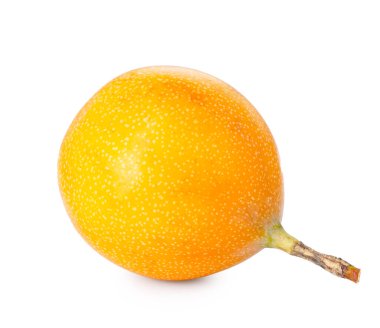 Olgun sarı çarkıfelek meyvesi beyaza izole edilmiş.