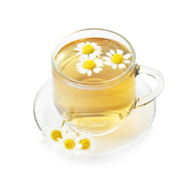 Cam bardakta nefis papatya çayı ve beyaz bardakta taze çiçekler.