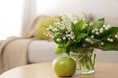 Vadideki güzel zambak buketi ve elma kapalı bir masada, yakın plan. Metin için boşluk