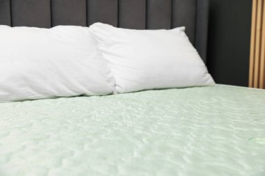 Rahat yatak, yeni yumuşak yatak ve kapalı yastıklar, yakın çekim.