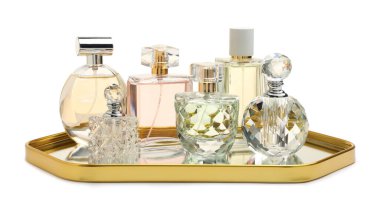 Birçok farklı parfüm şişesi beyaza izole edilmiş.