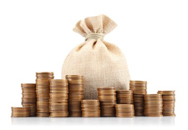 Torbalar ve istiflenmiş paralar beyaza izole edilmiş.