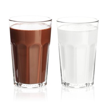 Beyaz bardakta çikolatalı içecek ve süt.