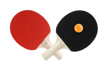 Ping pong raketleri ve topu beyaza izole edilmiş.