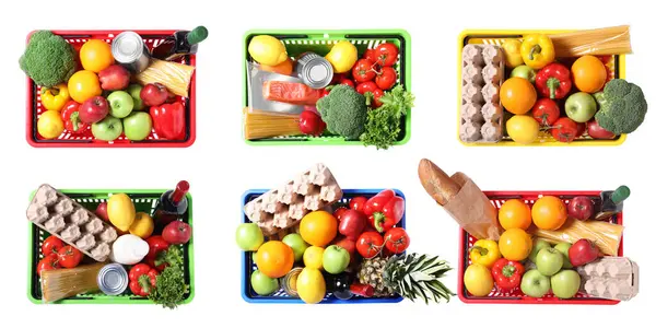 Beyaz arka planda farklı ürünlerin olduğu sepetler, kolaj. Üst görünüm