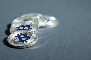 Kripto para birimi. Gri arka planda gümüş paralar, yakın plan. Metin için boşluk