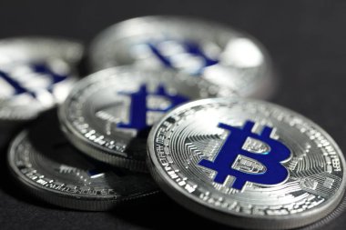 Kripto para birimi. Gri arkaplanda gümüş paralar, yakın plan