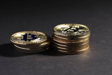 Kripto para birimi. Gri arkaplanda altın bitcoinler, yakın plan