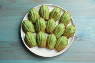 Açık mavi ahşap masada nefis kibrit makarnalı kekler, üst manzara.