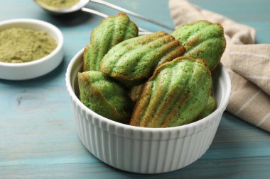 Açık mavi ahşap masada nefis kibrit makarnalı kekler, yakın plan.