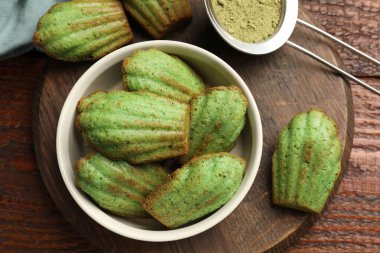 Lezzetli kibrit makarnalı kekler ahşap masada, üst manzara