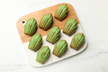 Lezzetli kibrit makarnalı kekler beyaz mermer masada, üst manzara