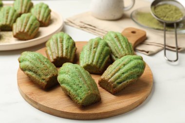 Lezzetli kibrit makarnalı kekler beyaz mermer masada, yakın plan.