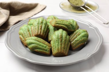 Beyaz fayanslı masada nefis kibrit makarnalı kekler, yakın plan.