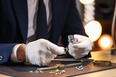 Kapalı mekânda Loupe değerlendirme yüzüğü olan bir eksper.