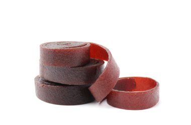 Beyaz arka planda lezzetli meyve ruloları