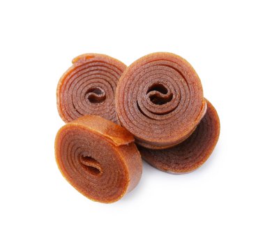 Beyaz arka planda nefis meyve dürümleri, üst manzara.