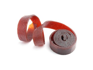 Beyaz arka planda lezzetli meyve rulosu