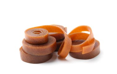 Beyaz arka planda lezzetli meyve ruloları