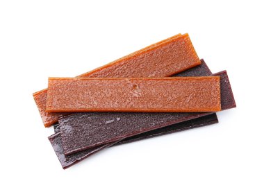 Beyaz arka planda lezzetli meyve derisi parçaları, üst manzara.