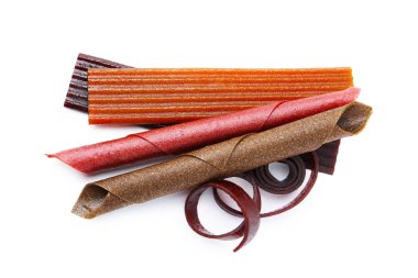 Beyaz arka planda farklı lezzetli meyve derisi, üst manzara.