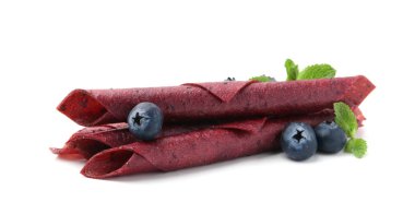 Lezzetli meyve dürümleri, yaban mersini ve nane şekeri beyaza izole edilmiş.