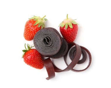 Lezzetli meyve dürümleri ve çilekler beyaz, üst manzara