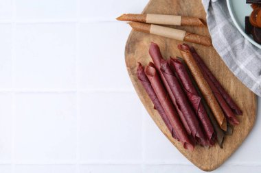 Lezzetli meyveli deri rulo beyaz fayanslı masa, düz yatak. Metin için boşluk