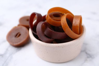 Lezzetli meyve derisi yuvarlanır beyaz mermer masada, yakın plan