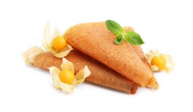 Lezzetli meyve dürümleri ve beyaz üzerine izole edilmiş bitki özü.