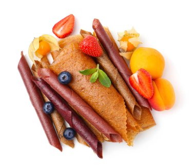 Lezzetli meyve dürümleri, nane ve böğürtlenler beyaz, üst manzara