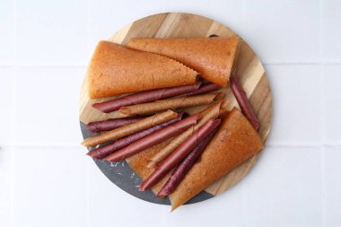 Lezzetli meyveli deri rulo beyaz fayanslı masa, üst manzara