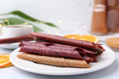 Lezzetli meyve dürümleri beyaz masada, yakın plan.