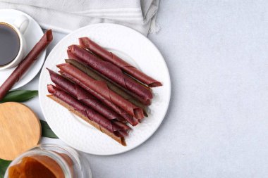 Lezzetli meyve dürümleri ve beyaz masada çay, düz yatış. Metin için boşluk