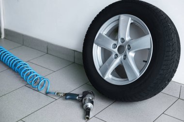 Araba servisinde yeni lastik ve çarpma silahı.