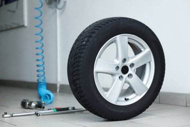 Araba servisinde yeni lastik ve aletler