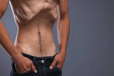 Gri arka planda anoreksiden muzdarip bir adam, yakın plan. Metin için boşluk