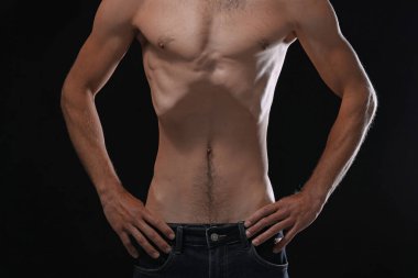 Siyah arka planda anoreksiden muzdarip bir adam, yakın plan.