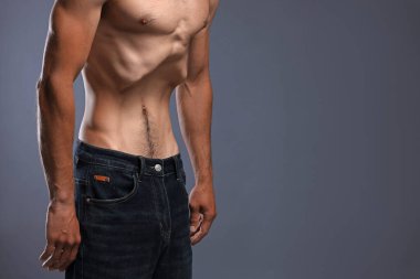 Gri arka planda anoreksiden muzdarip bir adam, yakın plan. Metin için boşluk